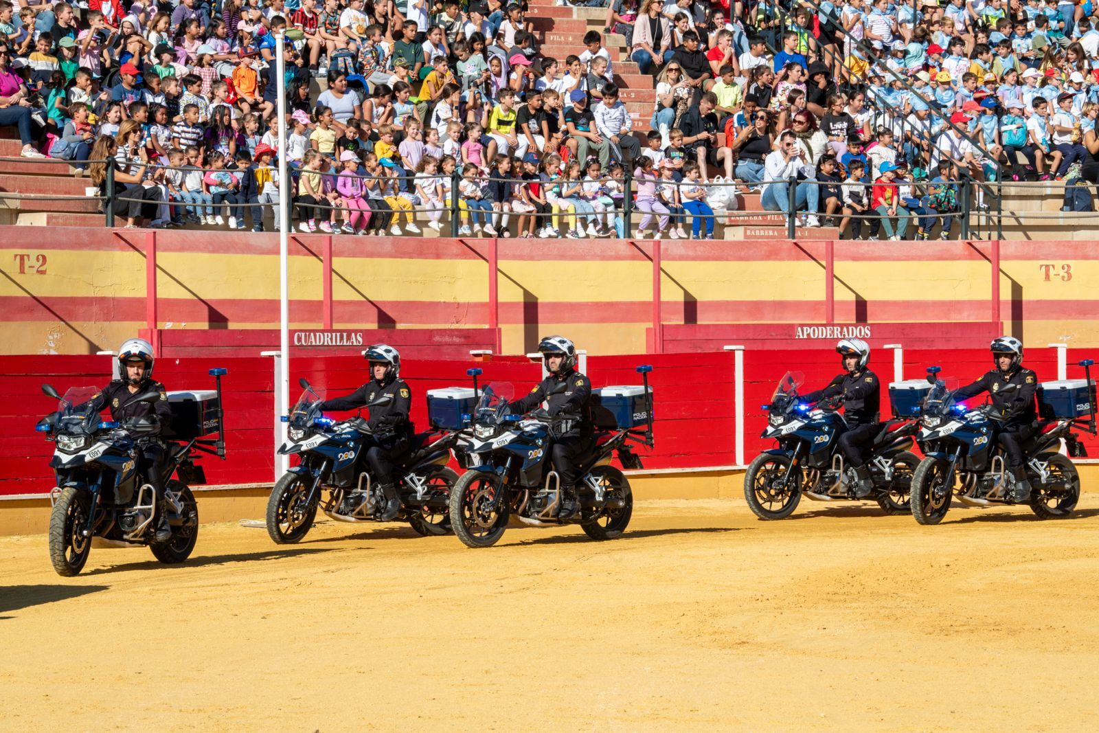 Galería | Así ha sido la jornada de puertas abiertas de la Policía Nacional en la Plaza de Toros de Motril