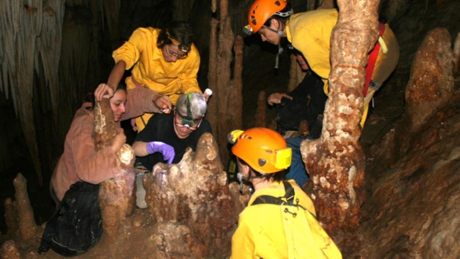 Espeleología en la Cueva de Nerja