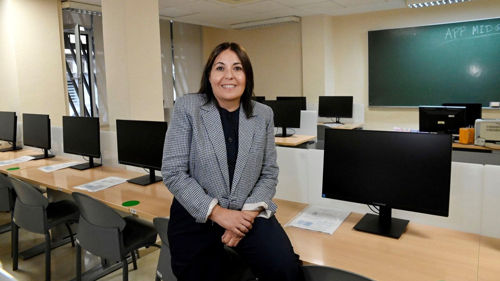 La Jefa Provincial de Tráfico en Córdoba, Piedad Sánchez, posa en el aula de éxamenes de la DGT.