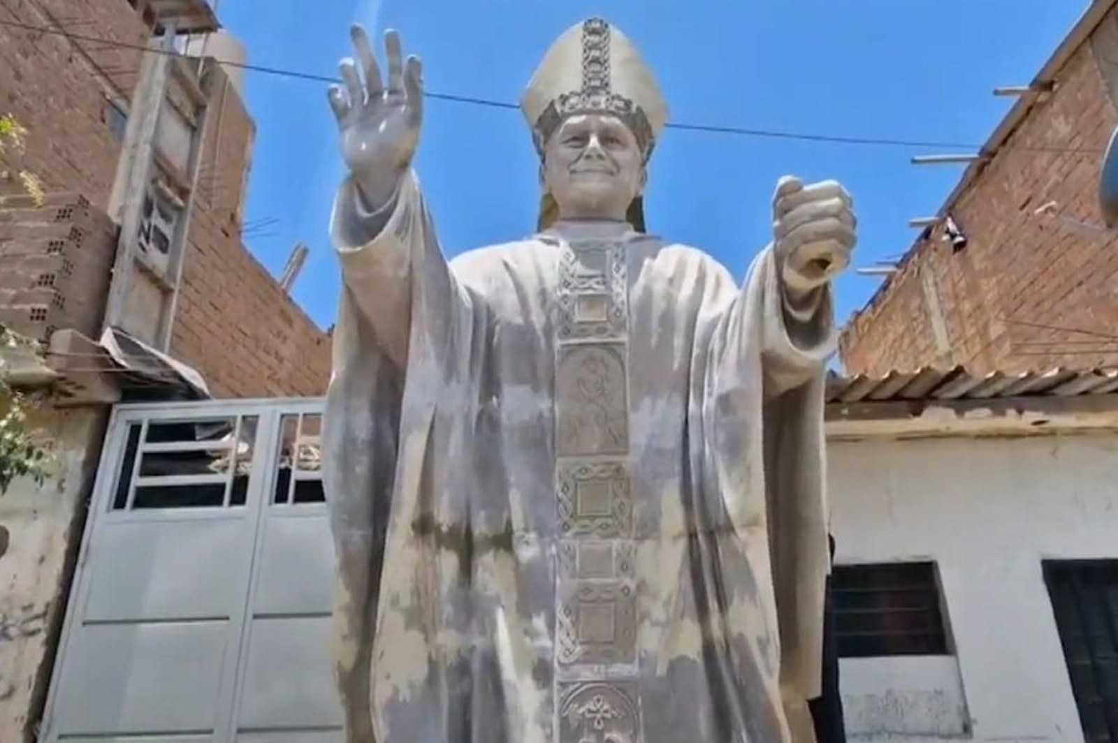 La estatua de cinco metro del papa León XIV en Chiclayo, Perú. La estatua de cinco metro del papa León XIV en Chiclayo, Perú.