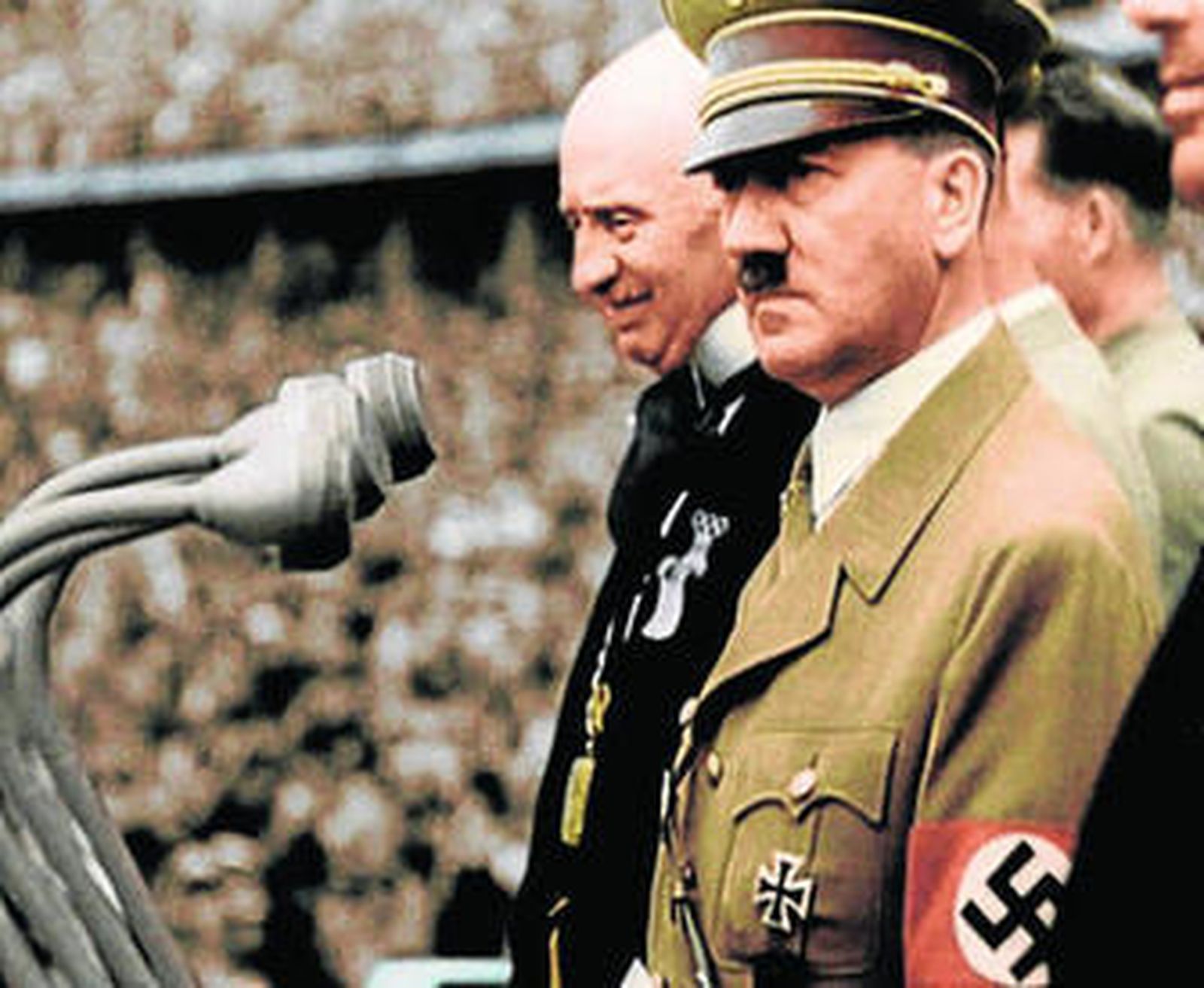 Hitler, en los Juegos de 1936, en una imagen coloreada de la serie.