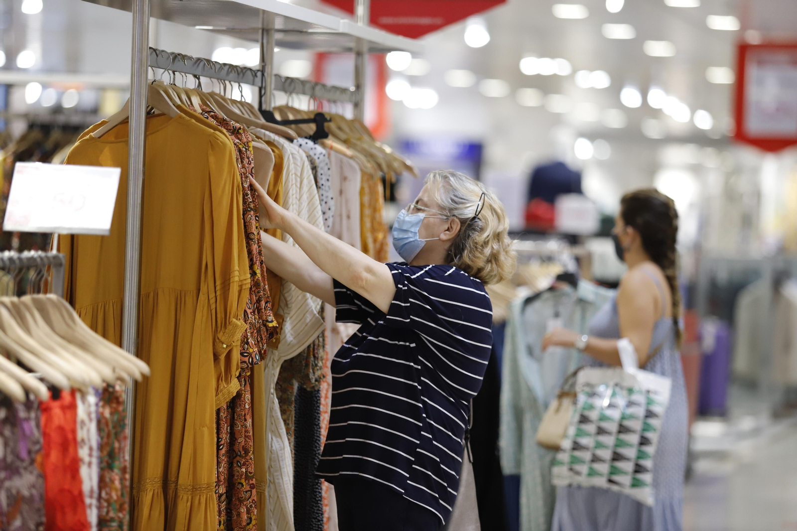 Imágenes de las Rebajas de verano en Huelva