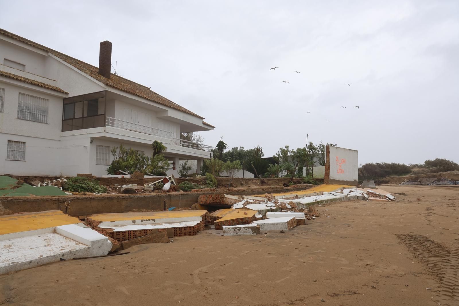 Casas destrozadas en El Portil junto a la línea de playa por el temporal: impactantes fotografías de los daños