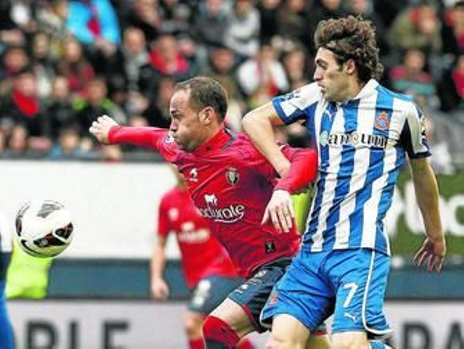 Baena disputa un balón con Nino en el Osasuna-Espanyol del pasado curso.