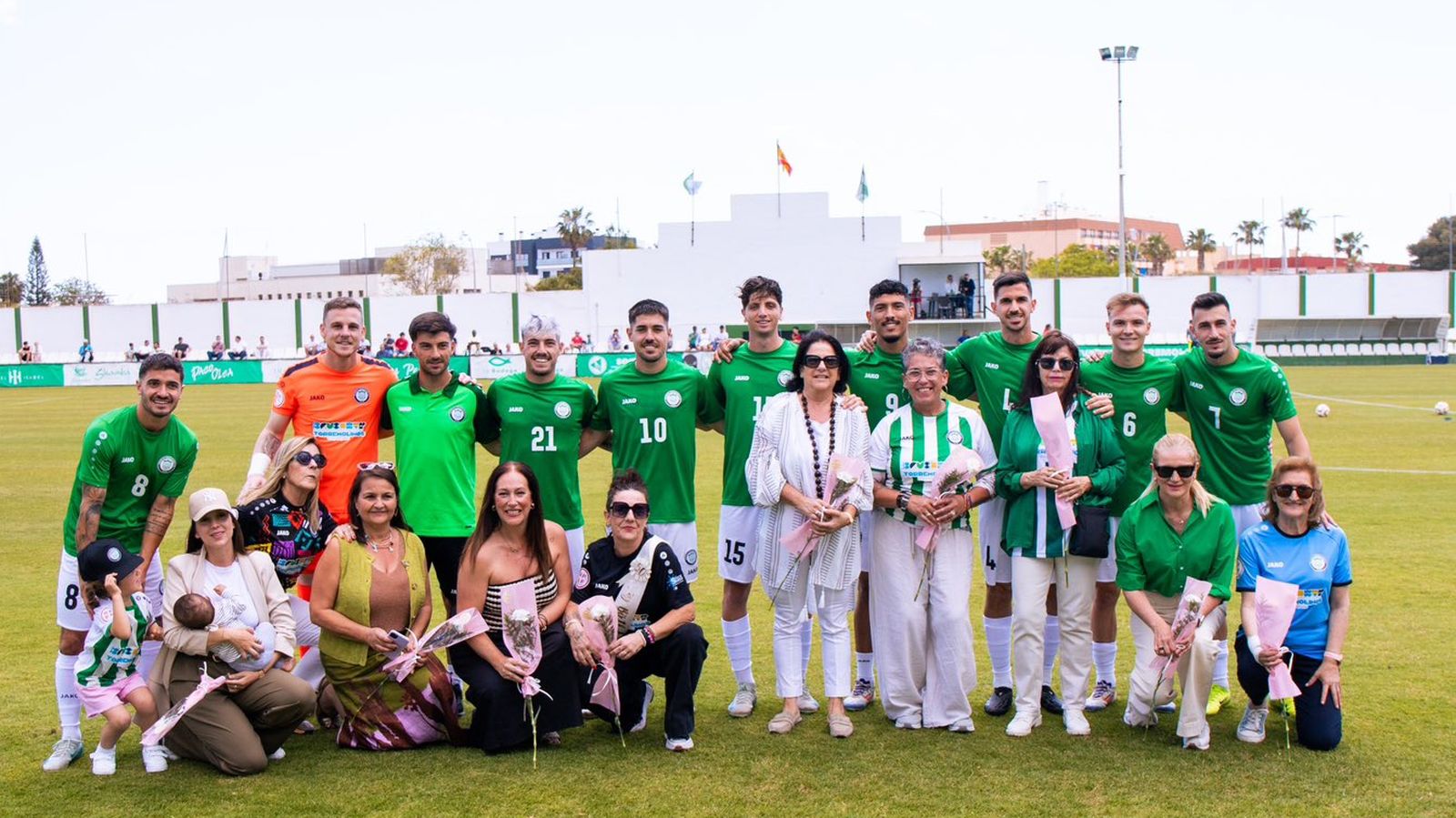 Los jugadores, con sus madres.