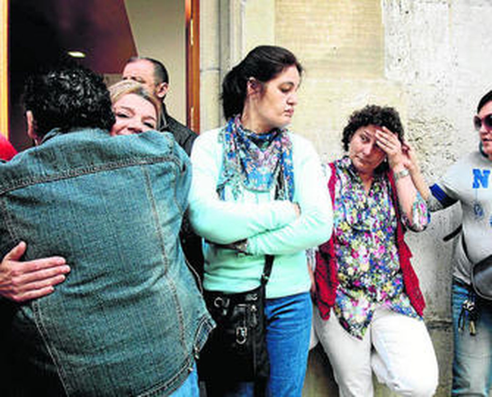 Trabajadores de la residencia, preocupados ante su futuro.