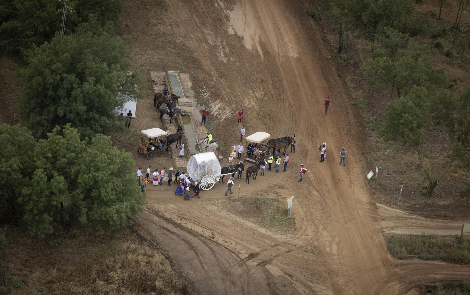 Las impresionantes fotos del camino del Rocío, desde el helicóptero de la Guardia Civil