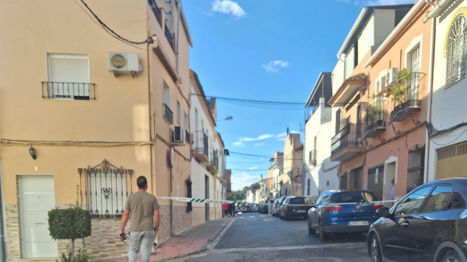 Cordón policial en la calle Luis Vives de Puente Genil.