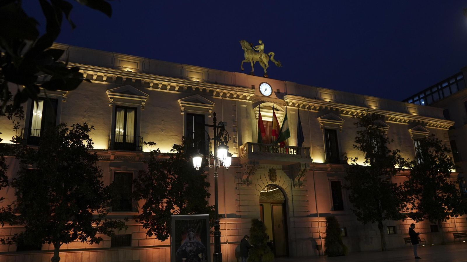 El Ayuntamiento de Granada se tiñó de amarillo para la efeméride