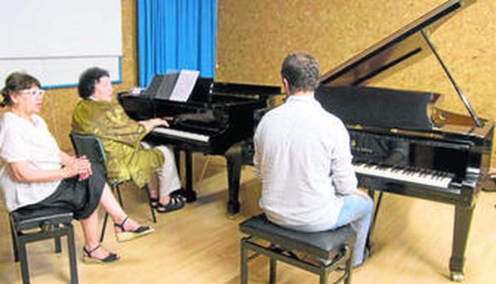 Eguiazarova, ayer, con los alumnos de los cursos.