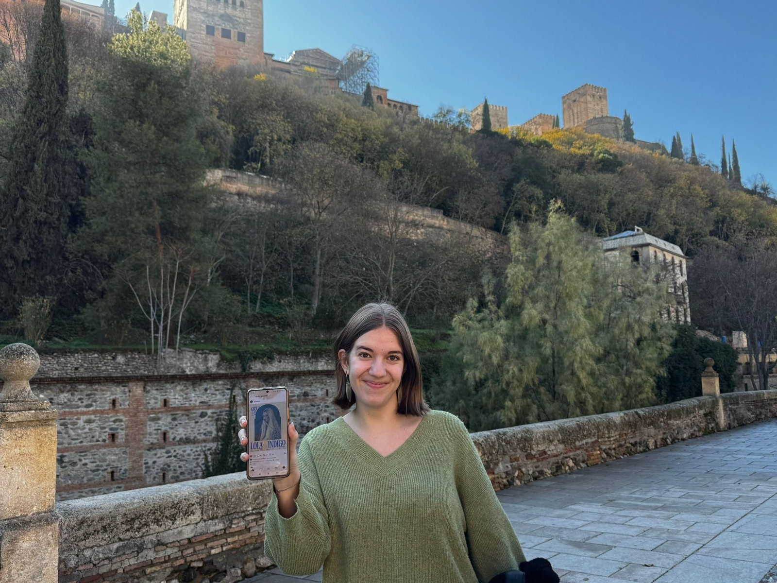 Ariadna posa con una imagen de Lola Índigo