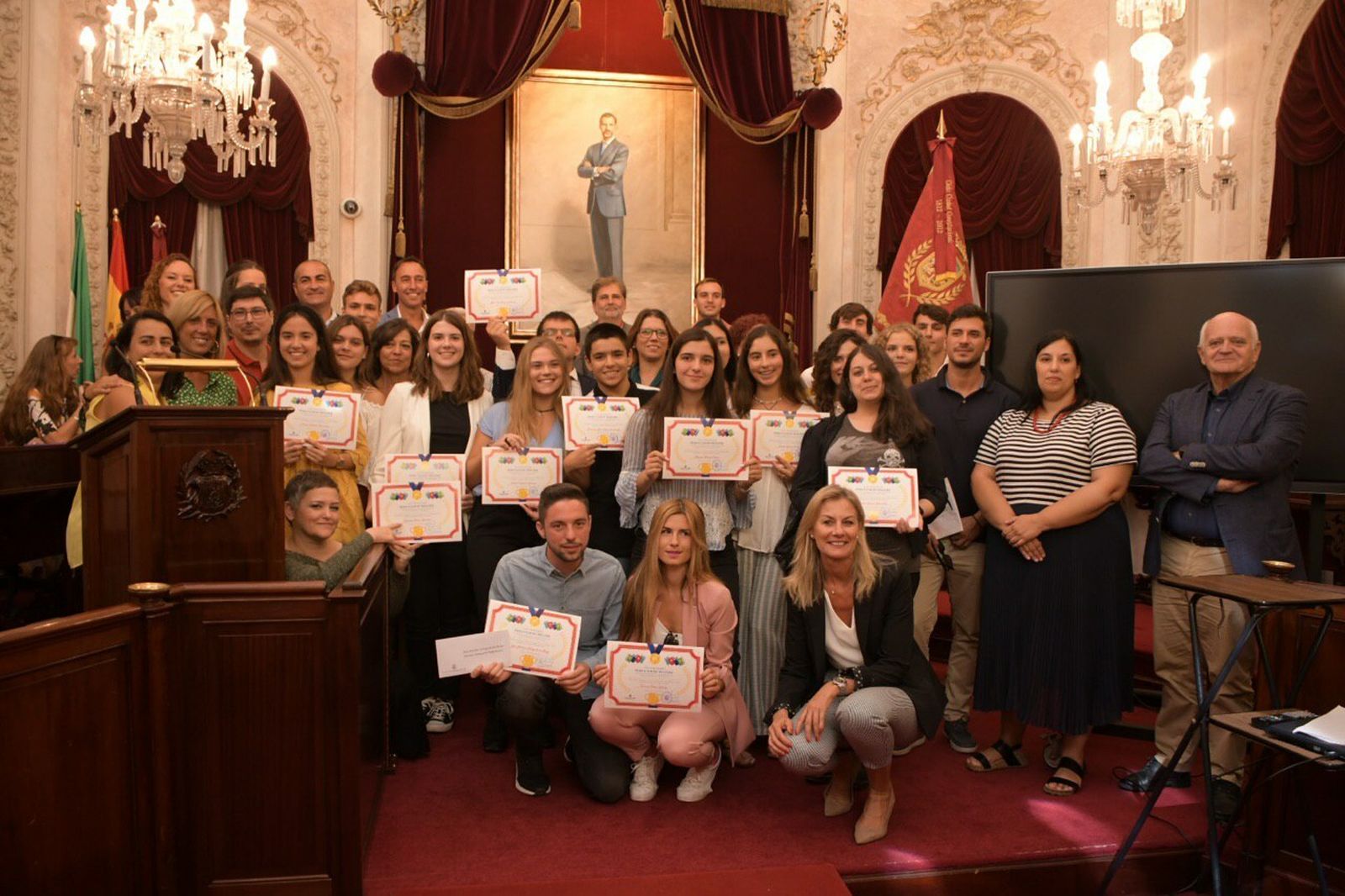 Los alumnos premiados posan con sus profesores, los representantes municipales y los patrocinadores.