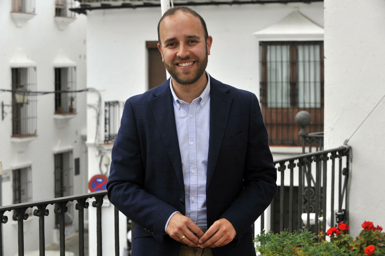 Carlos Javier García, fotografiado en el balcón del Ayuntamiento de Grazalema