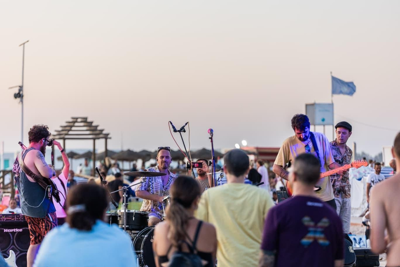 El entorno de los chiringuitos de la playa de Camposoto fue escenario para los conciertos de diversos grupos.