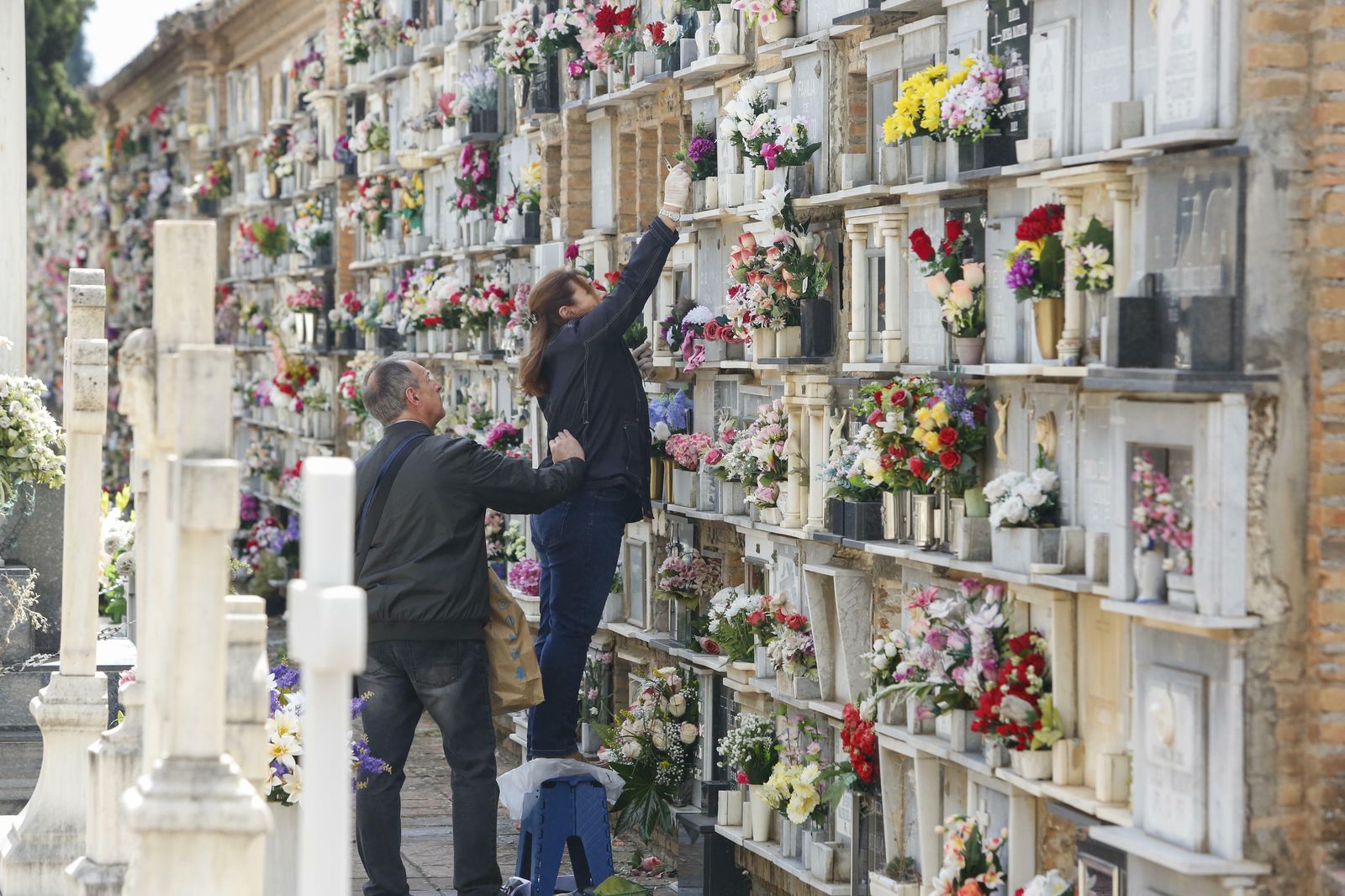 El Día de los Santos en el cementerio de Granadad, en imágenes