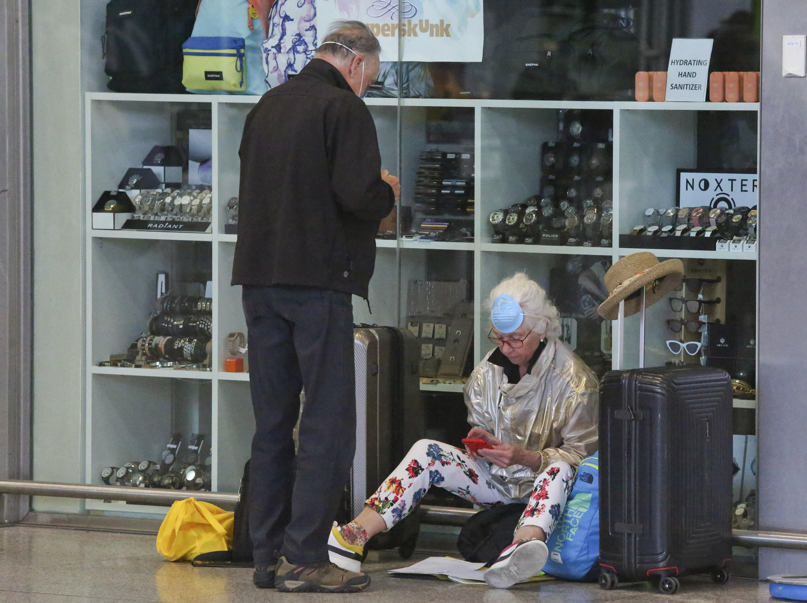 La cuarentena del coronavirus no frena el tráfico de pasajeros en el aeropuerto de Málaga, en fotos
