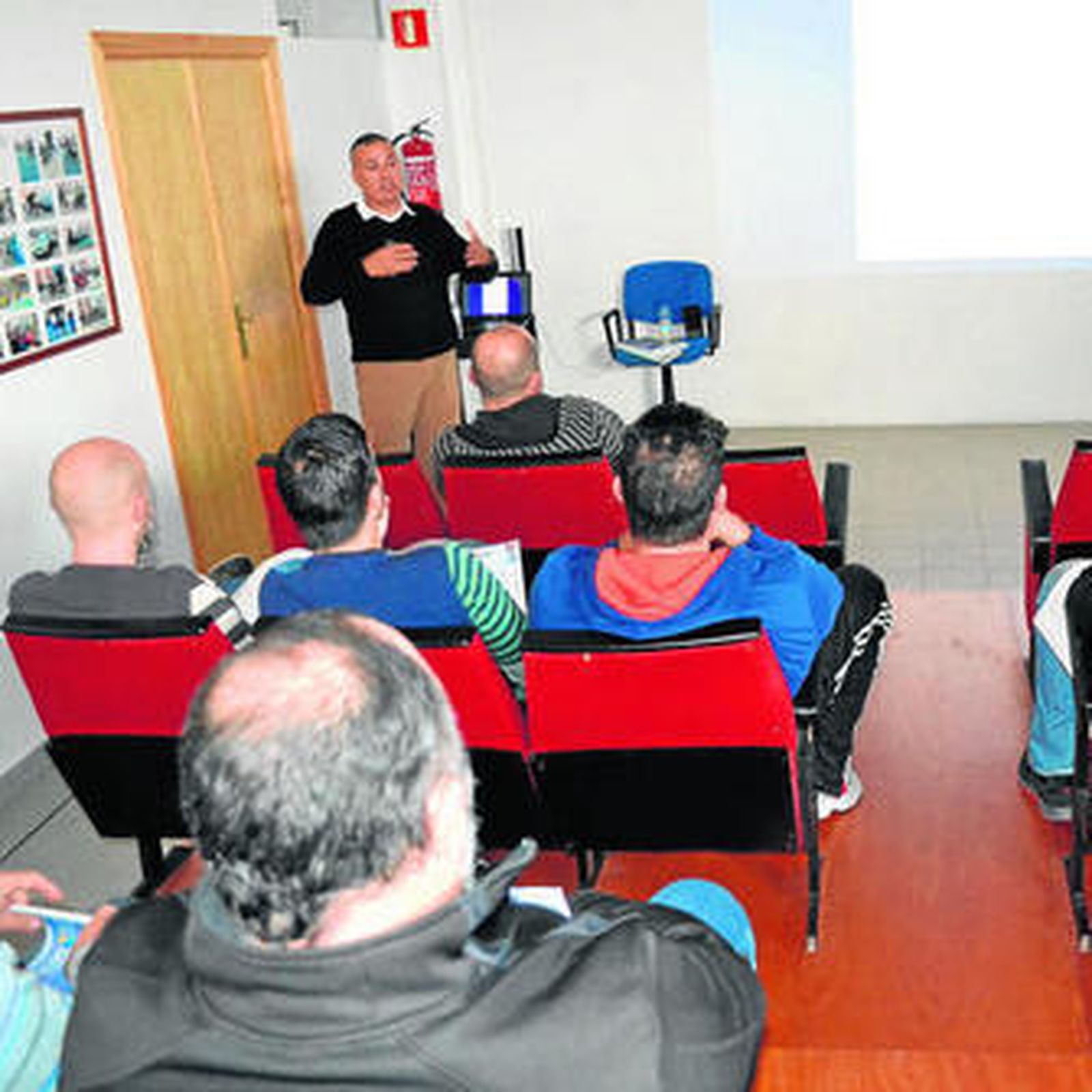 Un momento del curso impartido a los agentes de la Policía Local de Tarifa, ayer.
