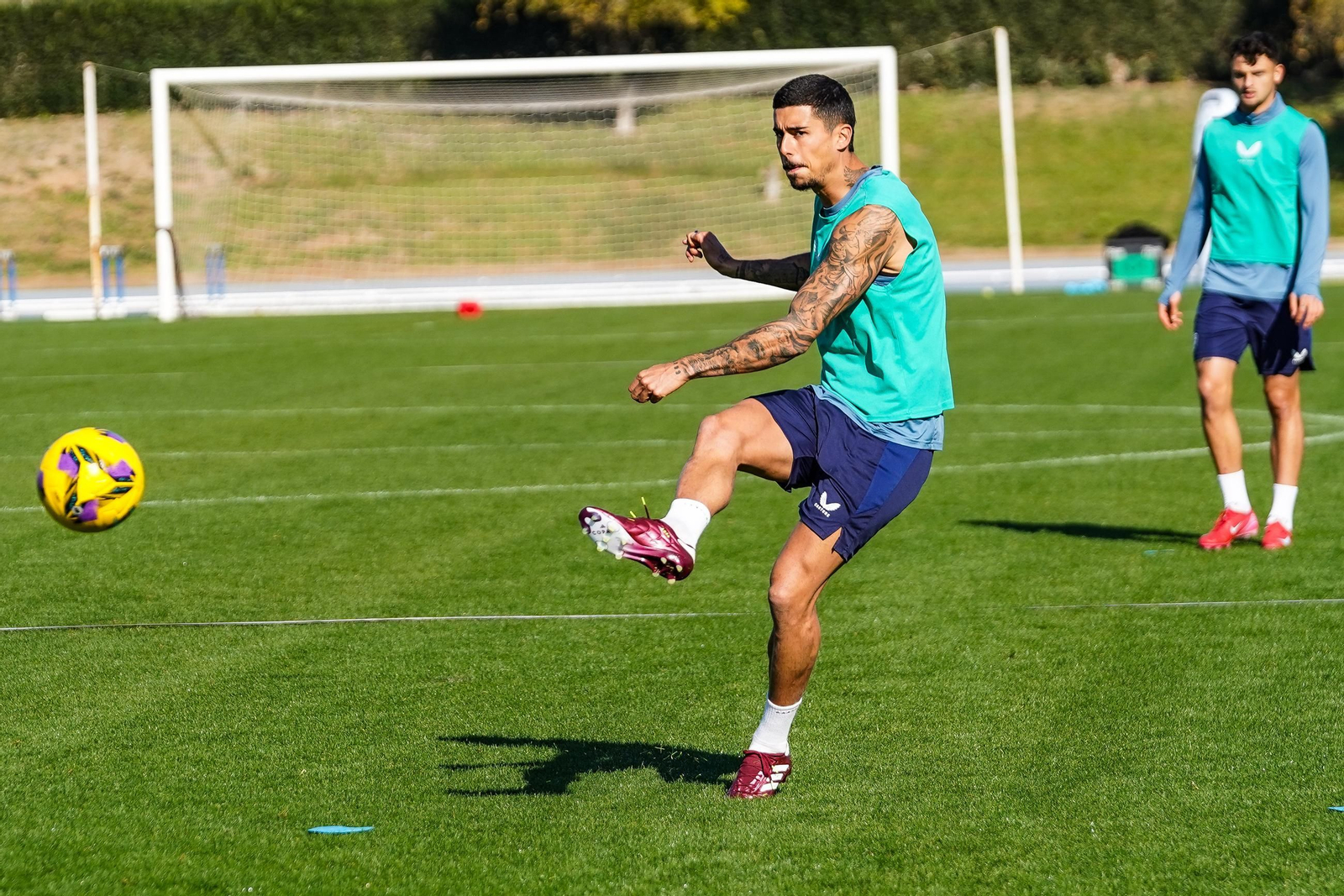 Chumi golpea el balón en un entrenamiento
