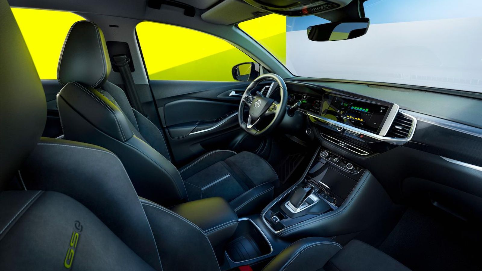 En el interior, los asientos también difieren de otros utilizados por este SUV gracias a su diseño deportivo.