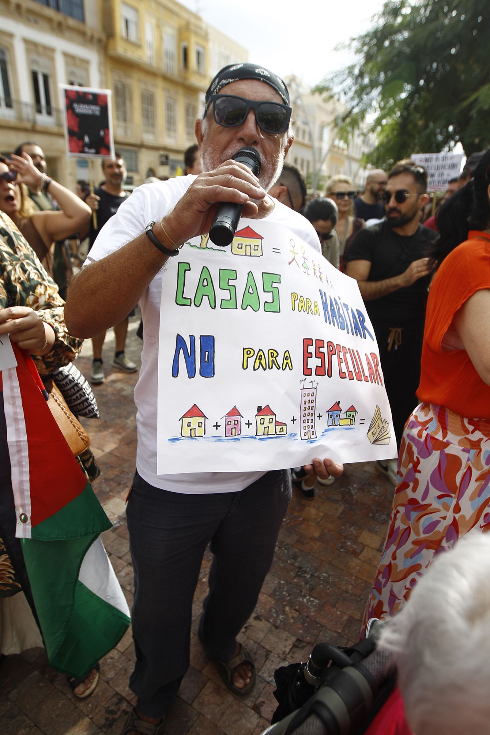 Manifestación en Almería por el derecho a la vivienda, en imágenes