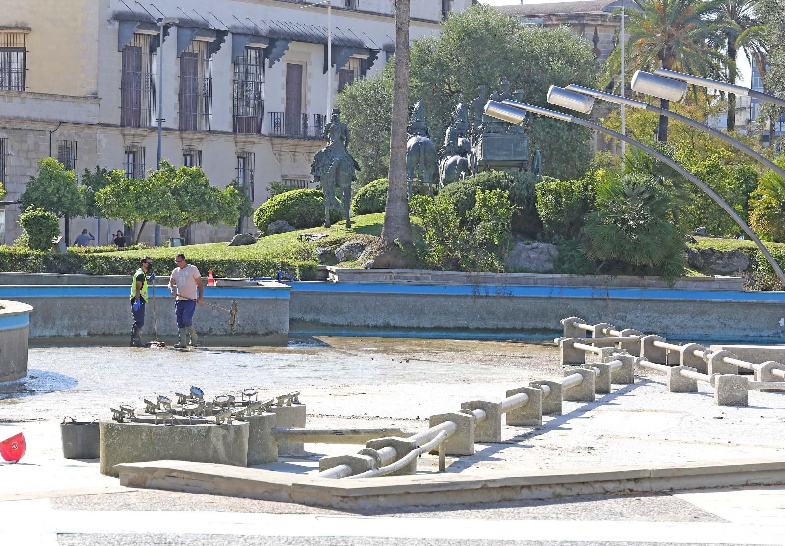 Trabajos de limpieza este martes, en el Mamelón.
