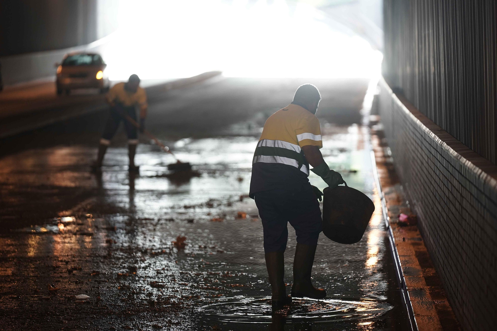 Operarios trabajan en el puente de Carlos III el pasado 11 de agosto, cuando una fuerte tormenta anegó parte de la ciudad.