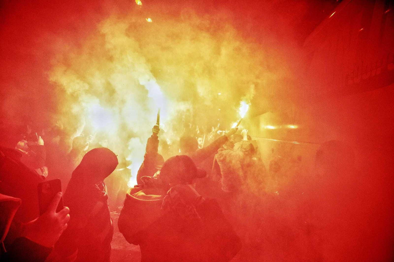 Aficionados con bengalas a la llegada del Cádiz al estadio.