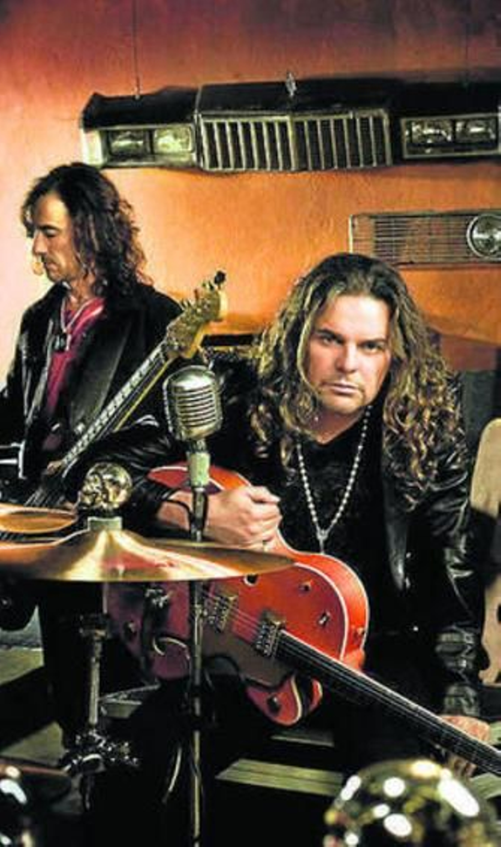 En primer plano, Fher Olvera.