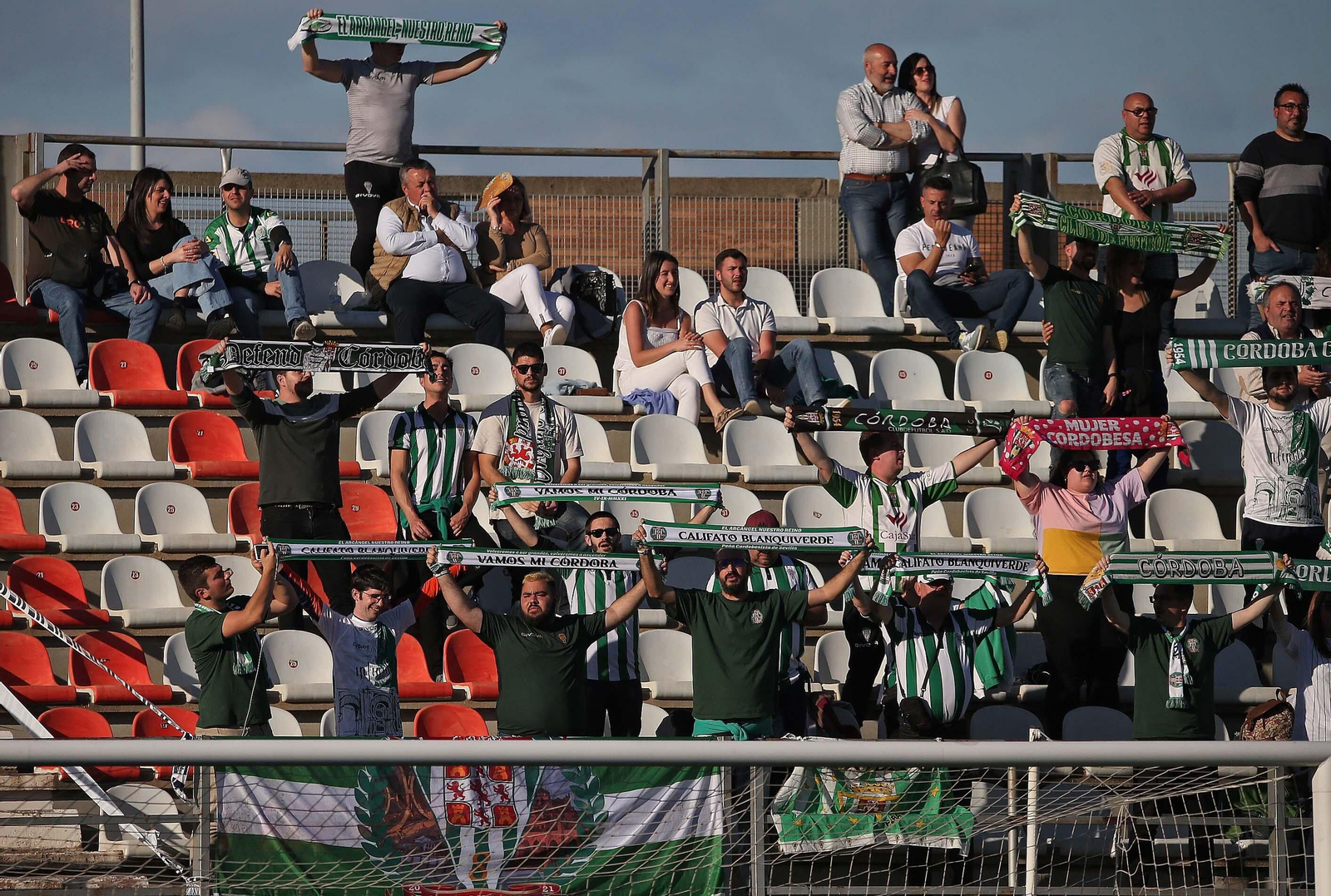 Fotos de la afición durante el Algeciras - Córdoba en el Nuevo Mirador