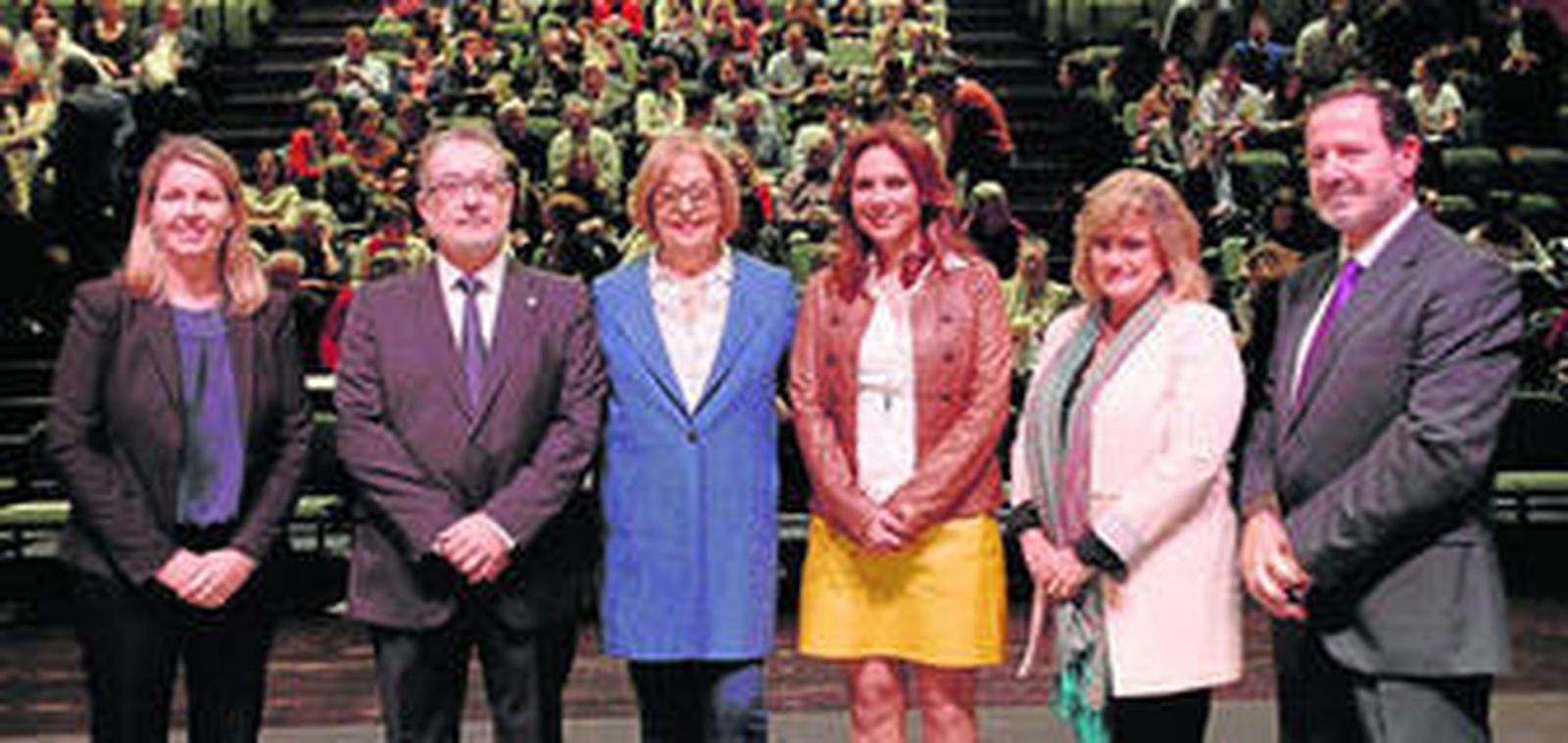 Un momento del acto de homenaje al IES Martínez Montañés, celebrado ayer en el Teatro Central.