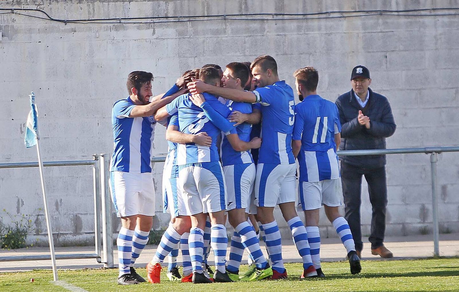 Los jugadores del Jerez Industrial celebran el tanto de Dimas al Tesorillo.