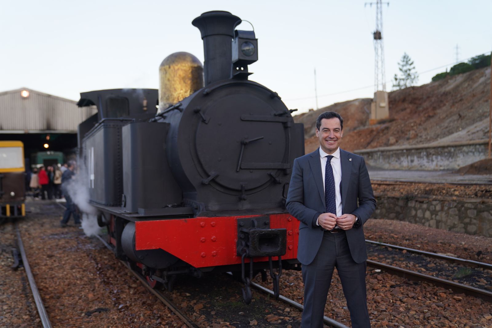 Juanma Moreno ante una de las locomotoras del Parque Minero de Riotinto.