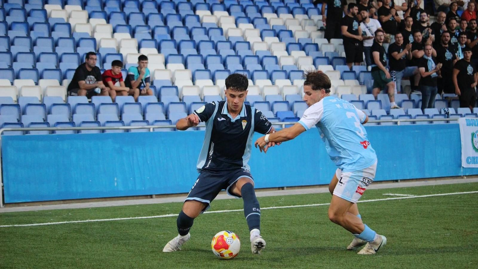 Lance del derbi entre el Ciudad de Lucena y el Córdoba B.