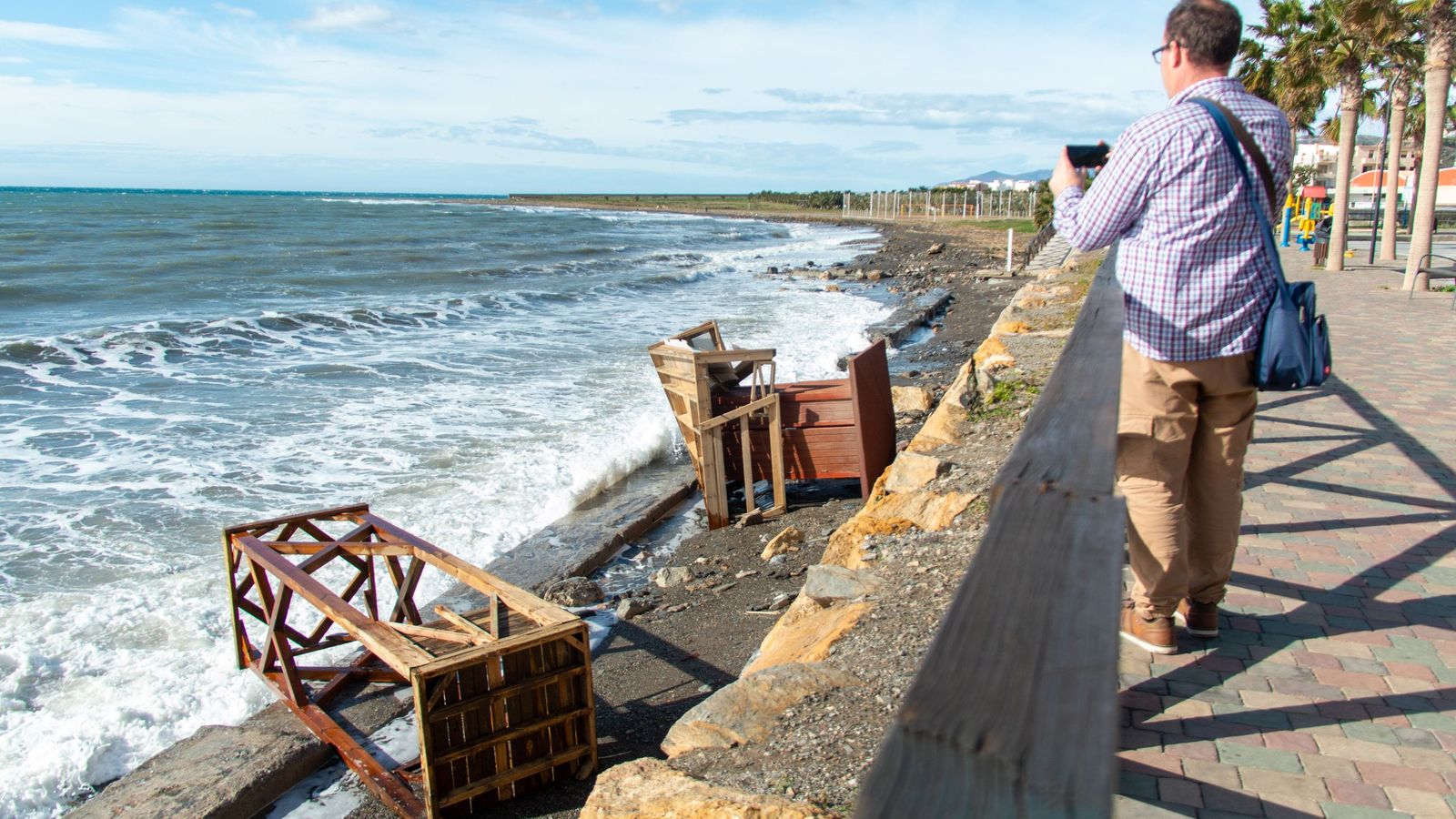 Un hombre fotografía algunos de los desperfectos