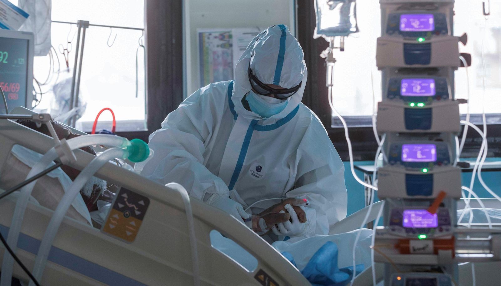 Un profesional sanitario atiende a un paciente covid en una UCI.