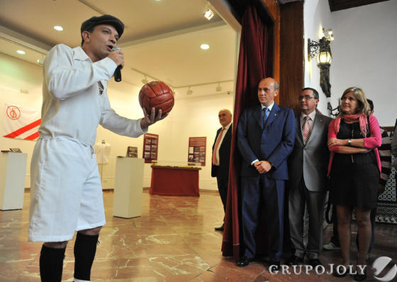 El Sevilla rememora sus inicios con una exposición en el Círculo Mercantil por los 100 años del primer campo oficial donde jugó.

Foto: Juan Carlos Vázquez