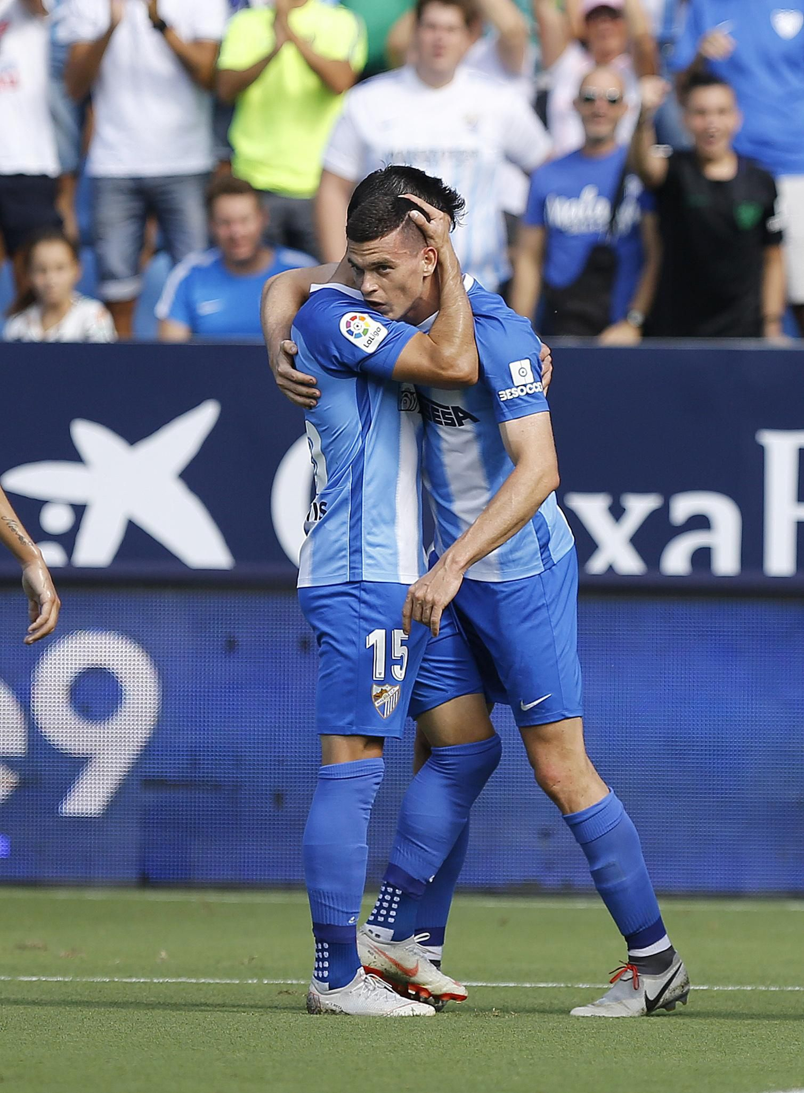 El capitán, Fede Ricca, abraza a Jack Harper tras su gol al Rayo Majadahonda.