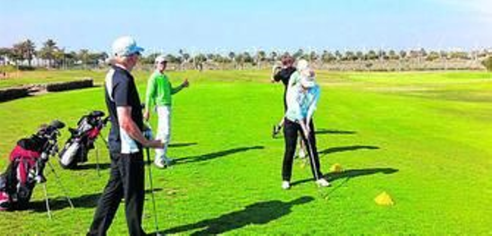 Turistas británicos juegan al golf en la provincia.