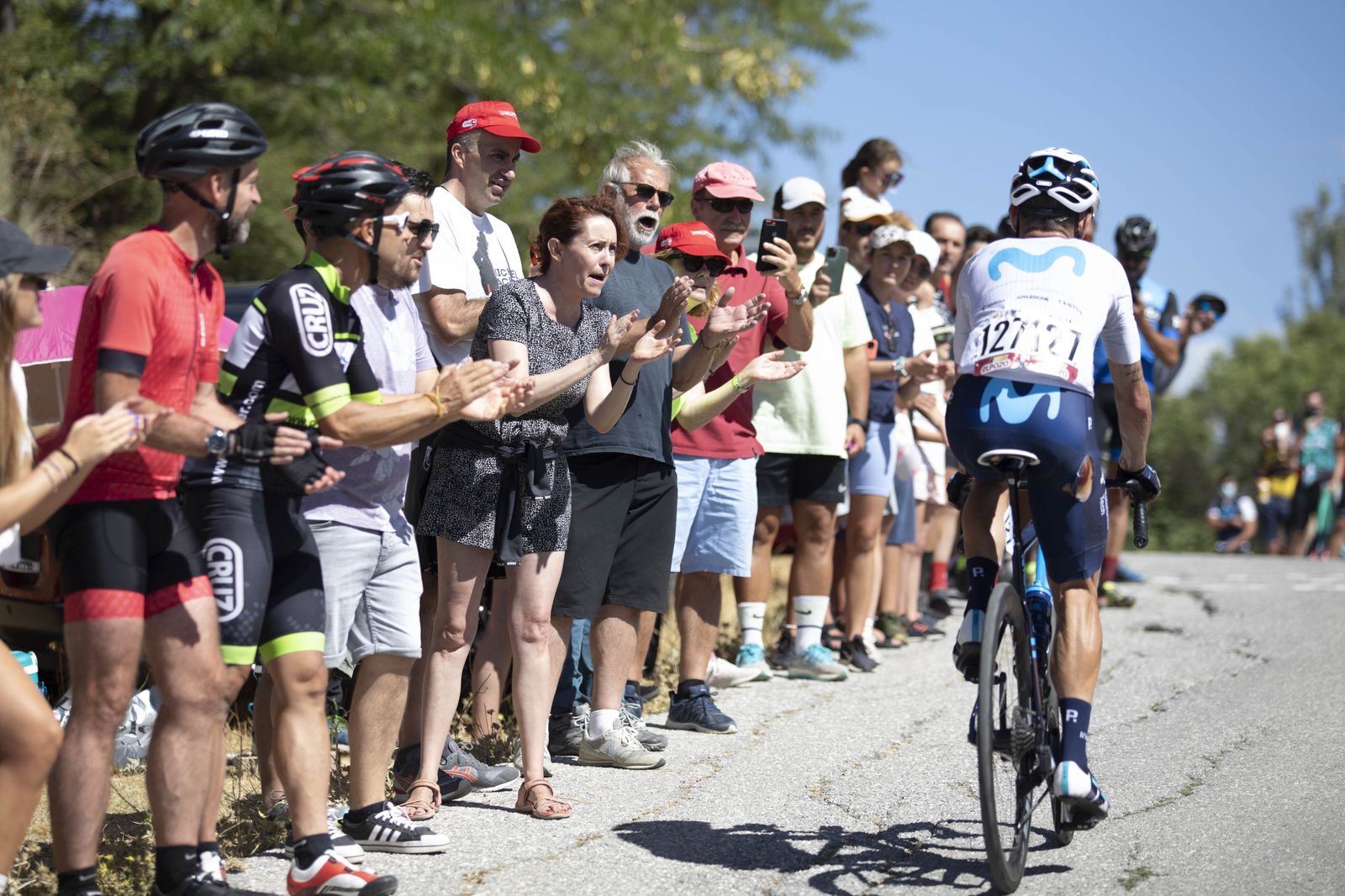 Los aficionados aplauden a un corredor en la subida a Sierra Nevada (Granada)
