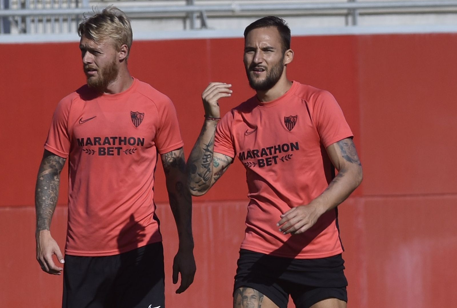 Kjaer, en un entrenamiento del Sevilla junto a Gudelj.