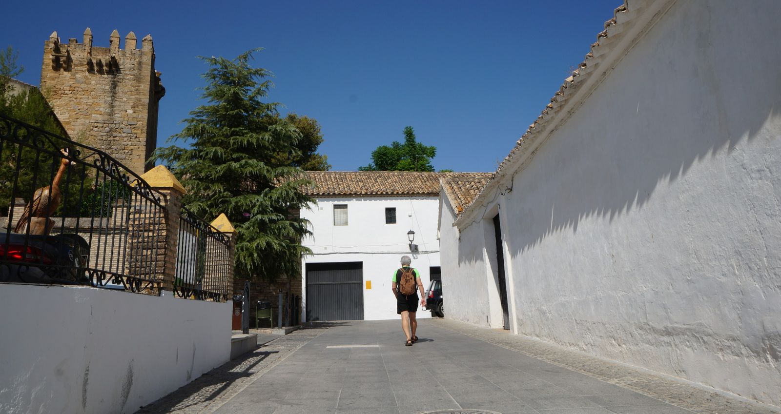 A la derecha, la casa de la Tercia de Montemayor, frente al Castillo.