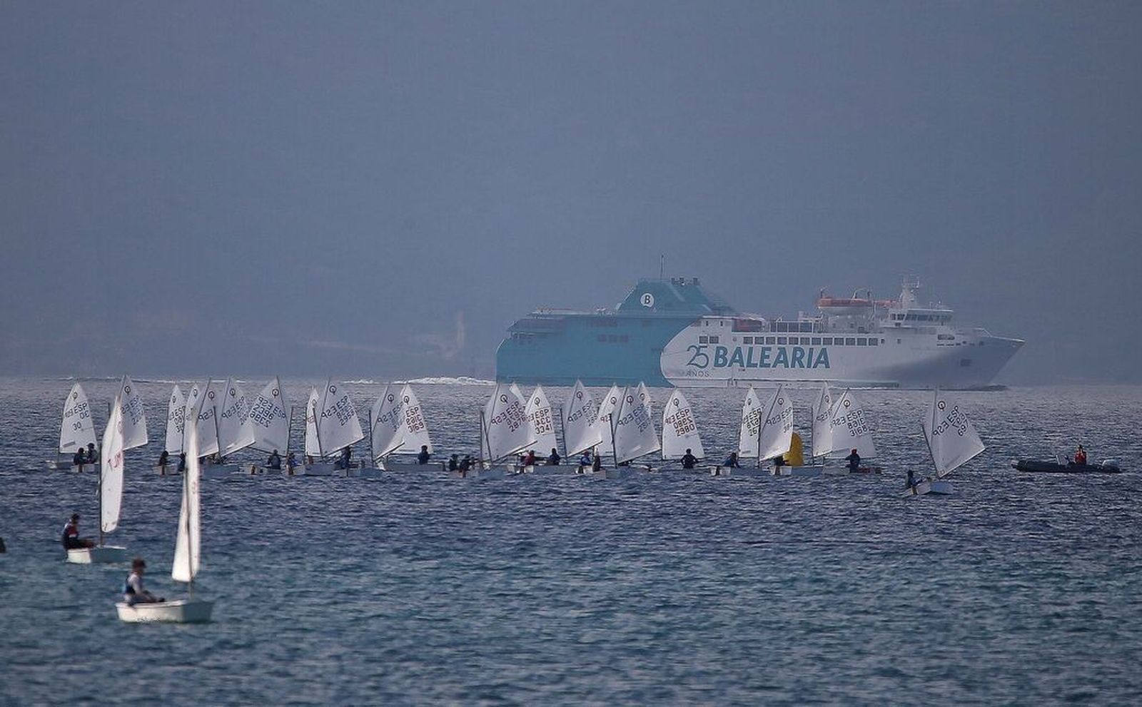 Un momento de las regatas de este domingo en La Línea