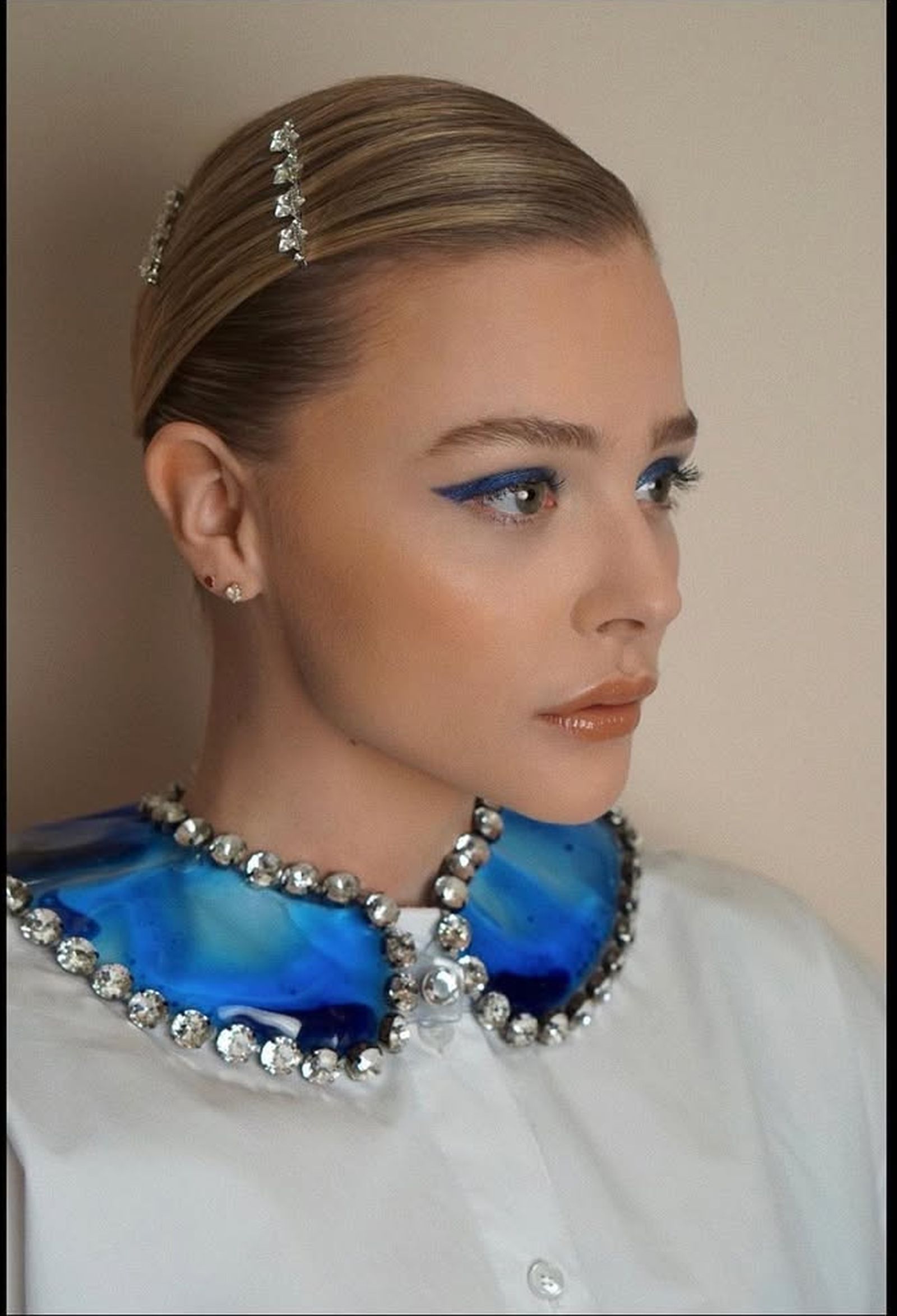 Los complementos llegan a los peinados de invitada con peinecillos sencillos y sutiles, diademas o alguna horquilla.