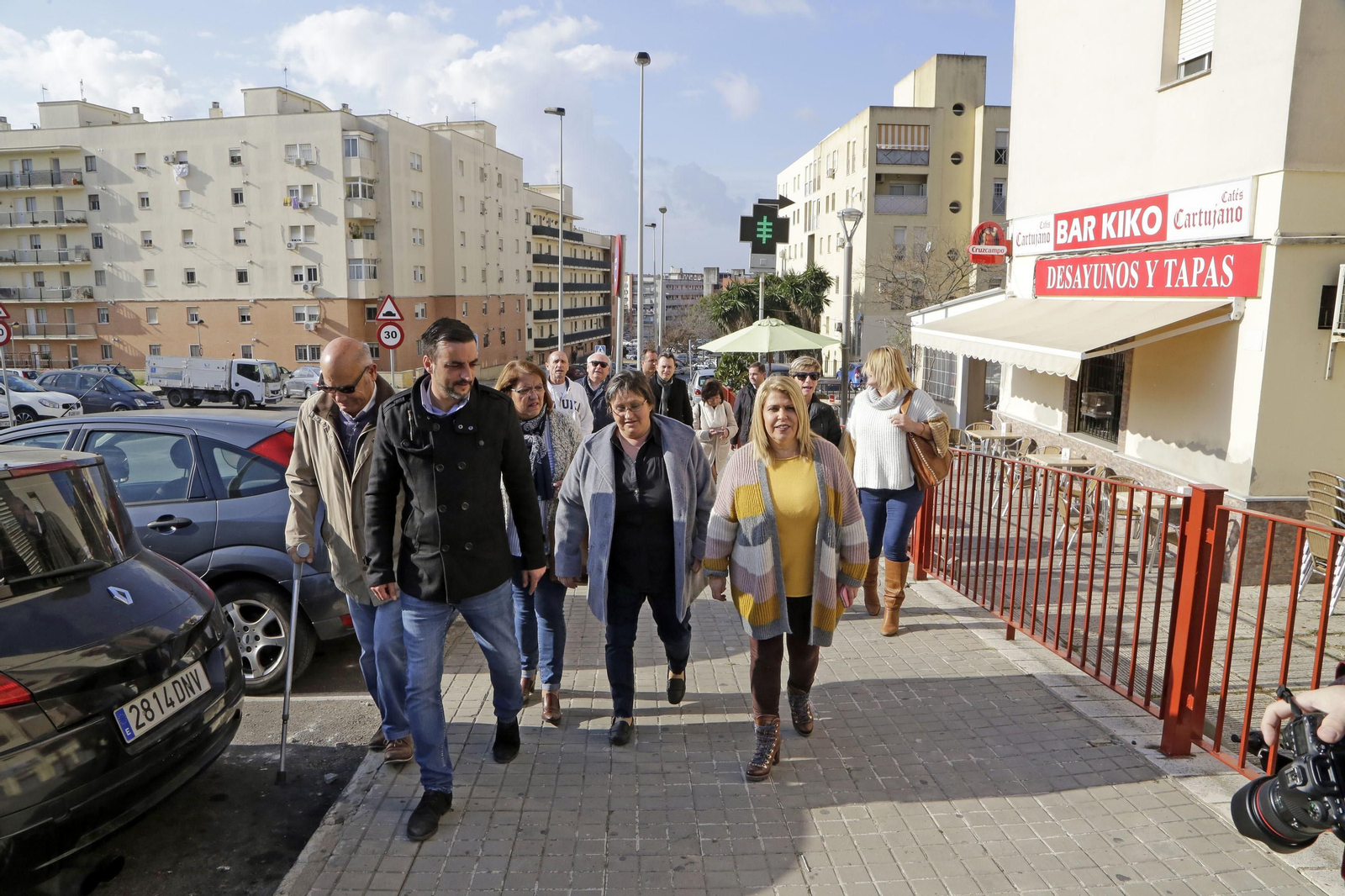 La alcaldesa y el delegado de Sostenibilidad, visitando La Cartuja.