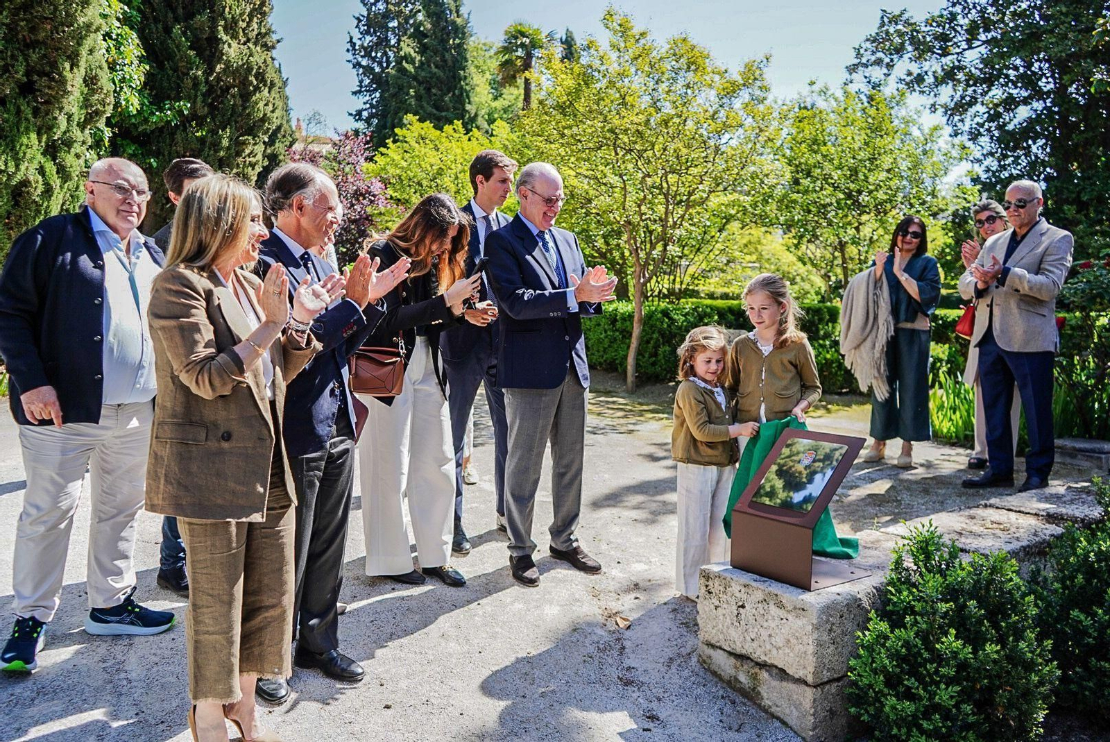 Momento del descubrimiento de la placa en honor a Antonio Jiménez Blanco