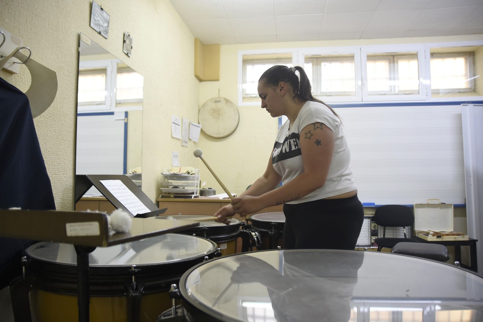 1. Una profesora toca el piano en el centro Músico Ziryab. 2. Una alumna del conservatorio superior Rafael Orozco. 3. Clase de guitarra en el centro de la calle Ángel de Saavedra. 4. Aula del conservatorio profesional.