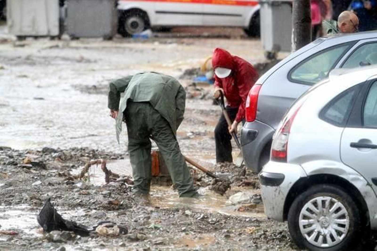 Málaga limpia el barro dejado por la tromba de agua del sábado