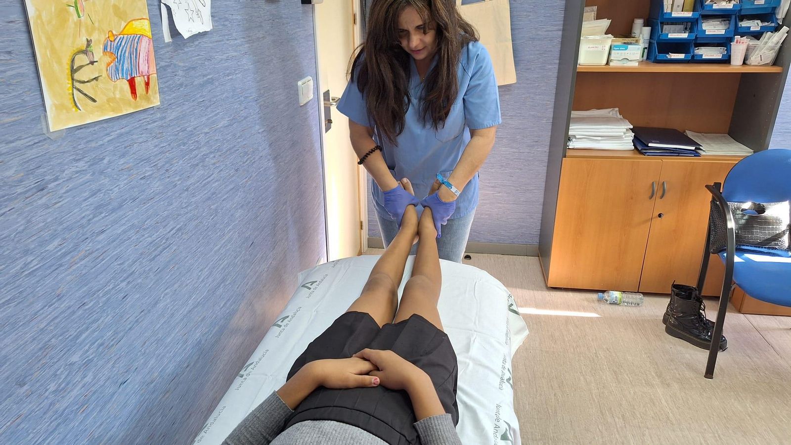 La médico rehabilitadora, Rosa Lepe, atiende a un paciente. La médico rehabilitadora, Rosa Lepe, atiende a un paciente.