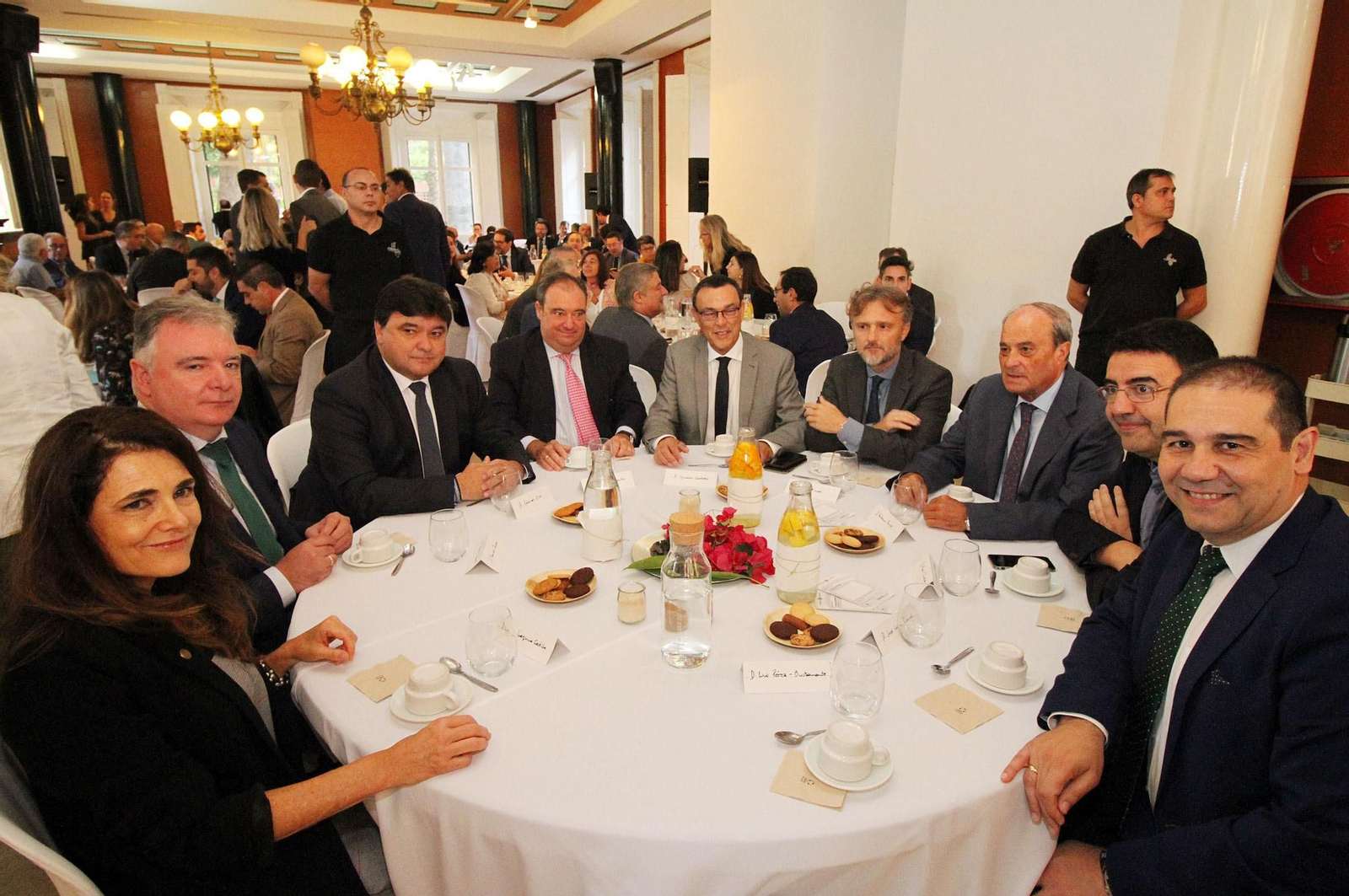 Imágenes de la conferencia y desayuno-coloquio de Gabriel Cruz, alcalde de Huelva
