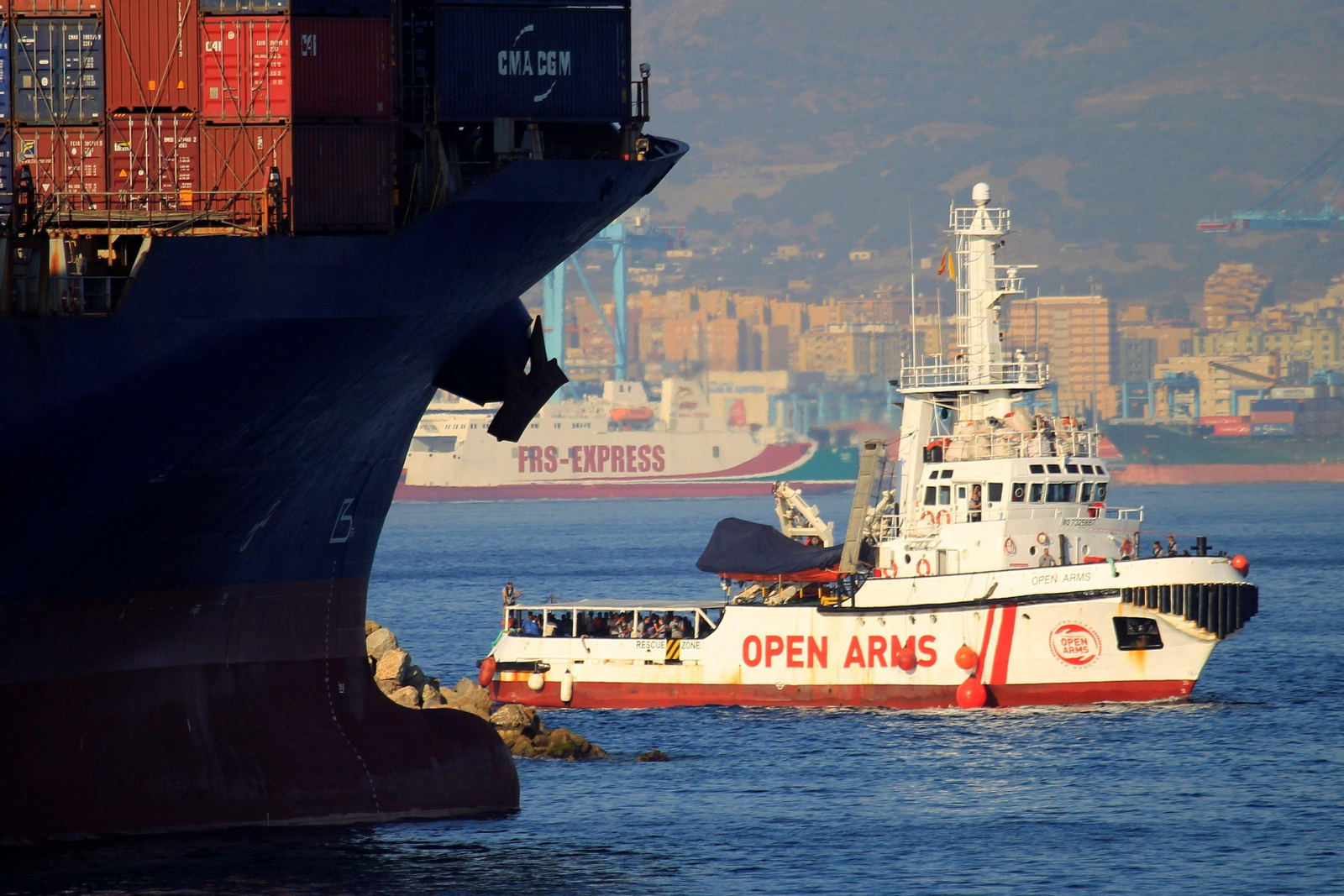 El remolcador de Open Arms arriba al Puerto de Algeciras el pasado día 8.
